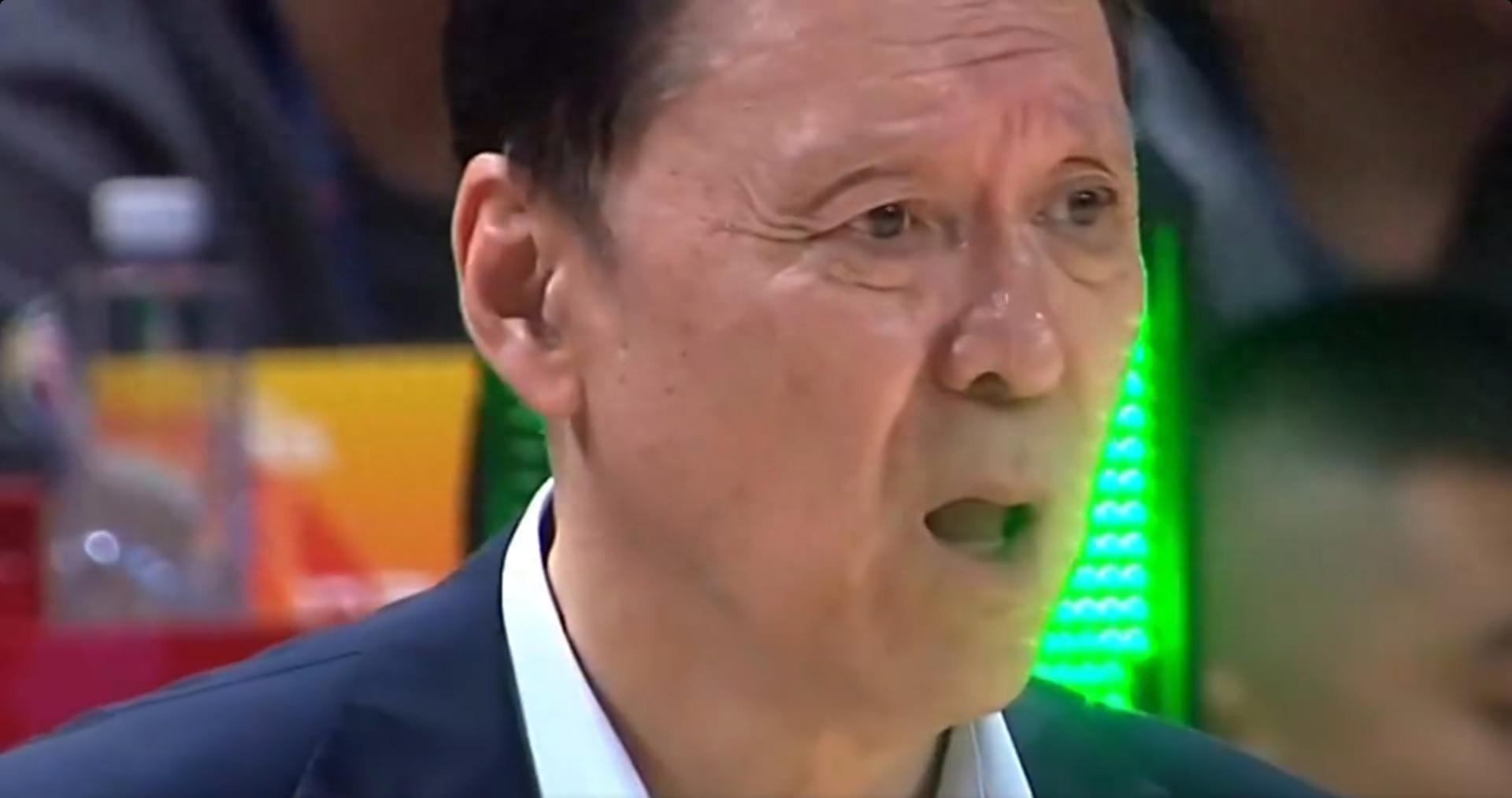 世界杯高清赛事直播平台-现役国手，把赖俊豪推向广告牌，扭伤颈部，球迷：人品球技都不行